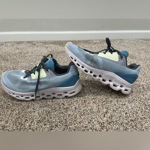 On running Women's shoes On Running Cloudstratus Size 9